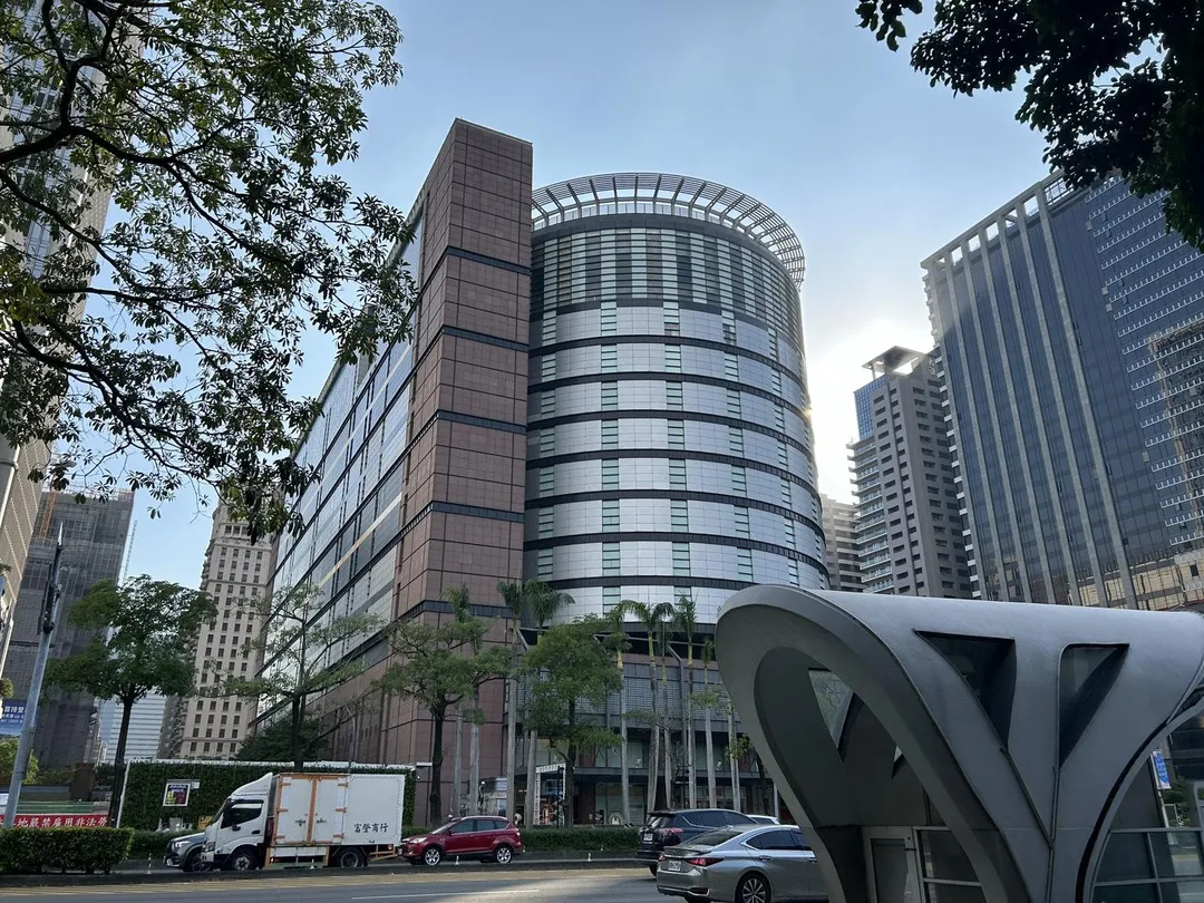 台中地檢署於今（26）日下午約談新光三越中港店許姓店長到案說明，檢方認定許姓店長涉嫌違反《職業安全衛生法》、過失致死及過失傷害等罪嫌，訊後諭令以新台幣80萬元交保，並限制出境及出海。（圖/台中市都發局提供）