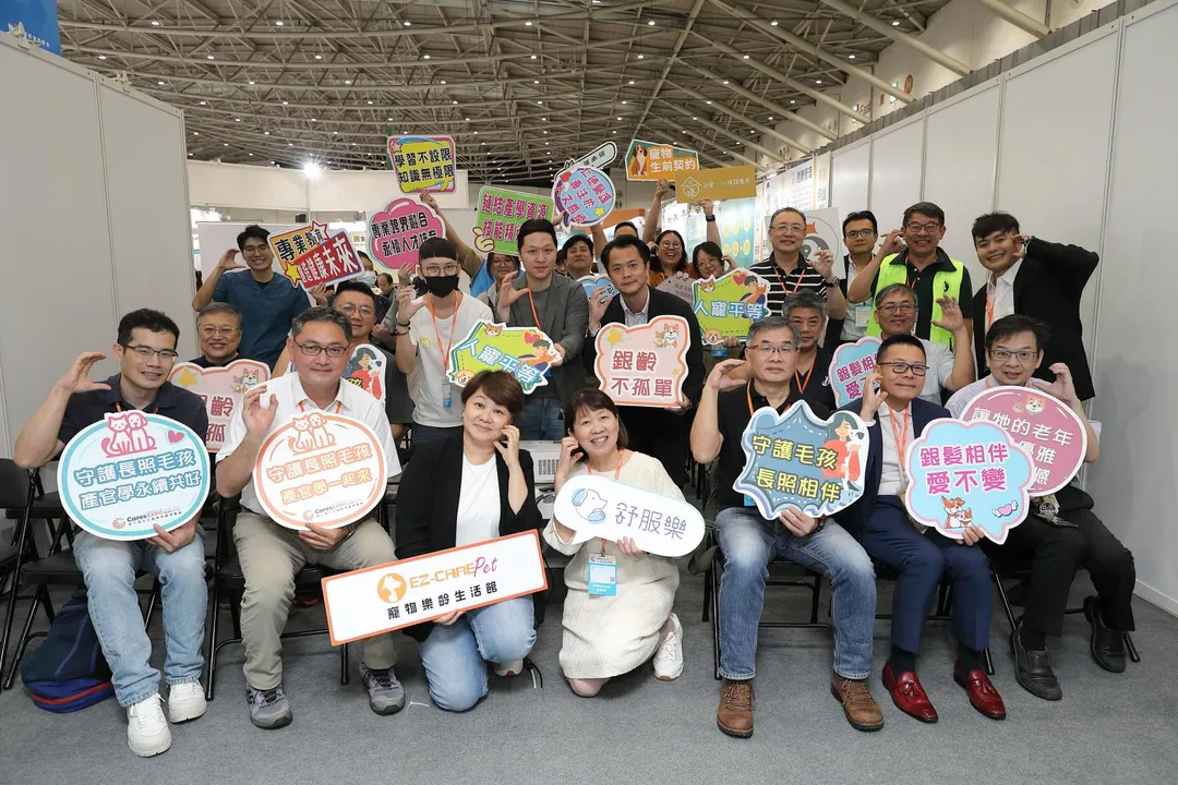 開幕典禮當天,也舉辦了「守護長照毛孩,產官學永續共好捐贈儀式」,象徵產、官、學跨界合作新里程。(圖/仁德醫專提供)