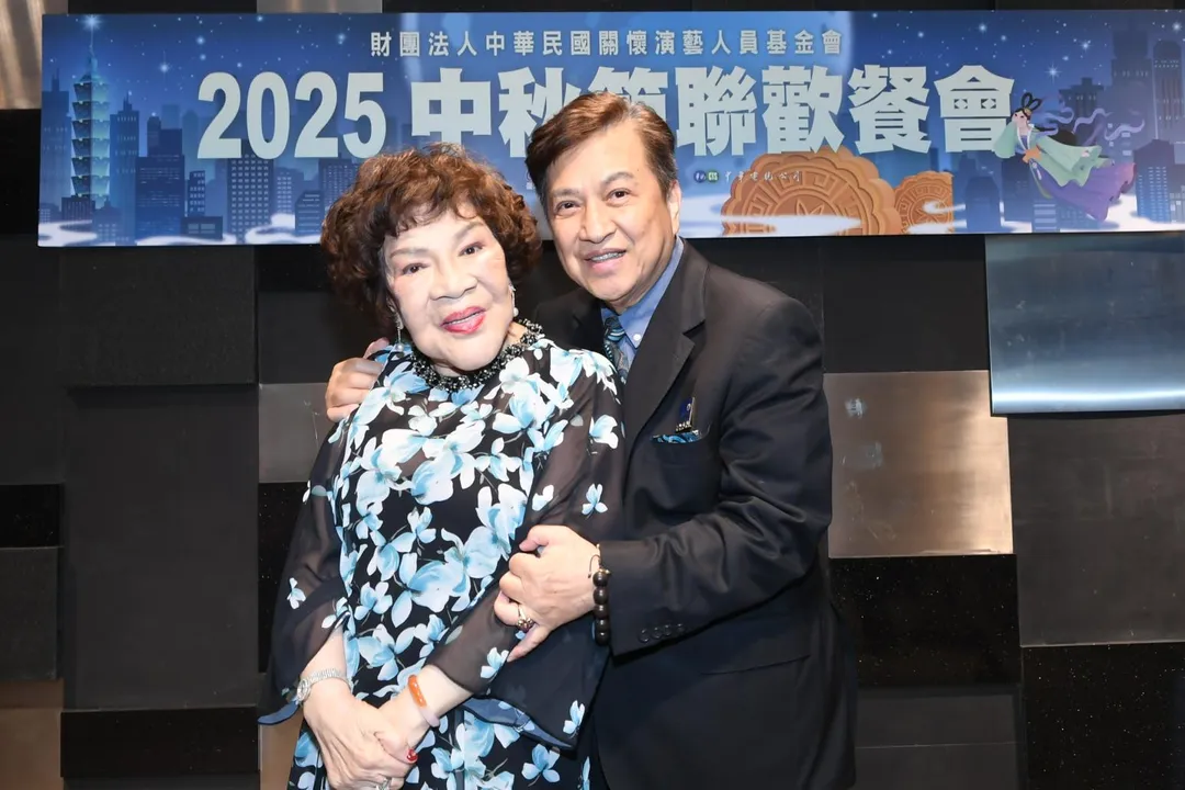周遊（左）與老公李朝永（右）26日出席中秋演藝人員聯歡餐會。（圖／華視提供）