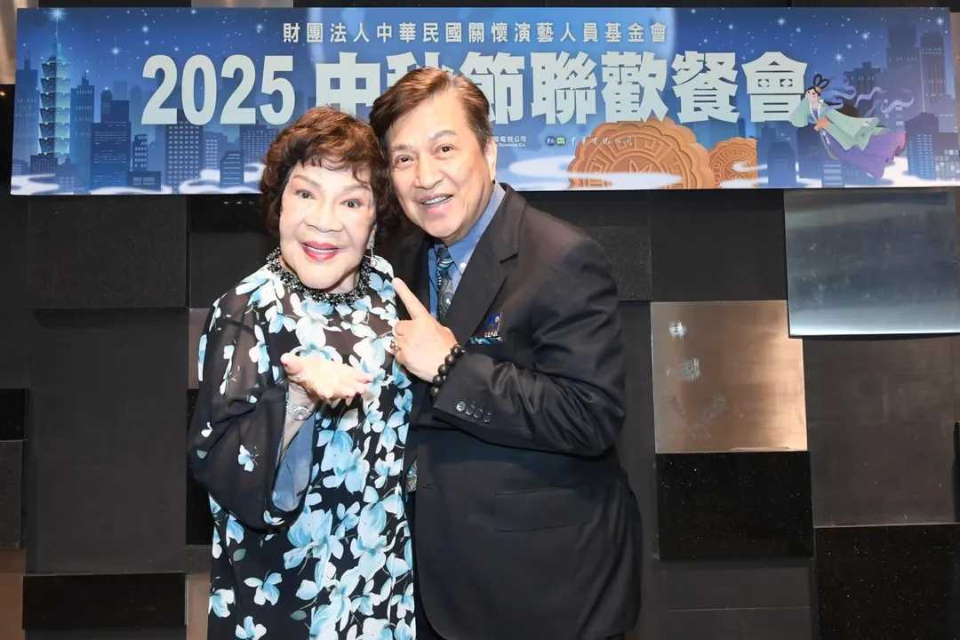周遊（左）號召親友做公益。（圖／華視提供）