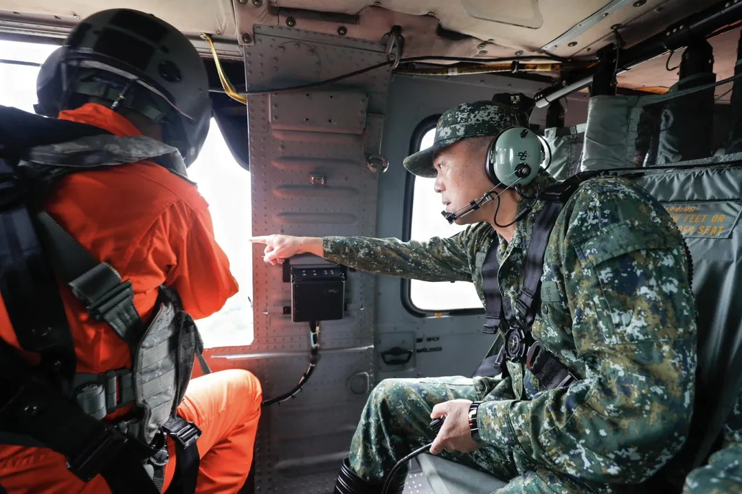 陸軍司令呂坤修上將(右)空勘花蓮災區。(圖/陸軍司令部提供)