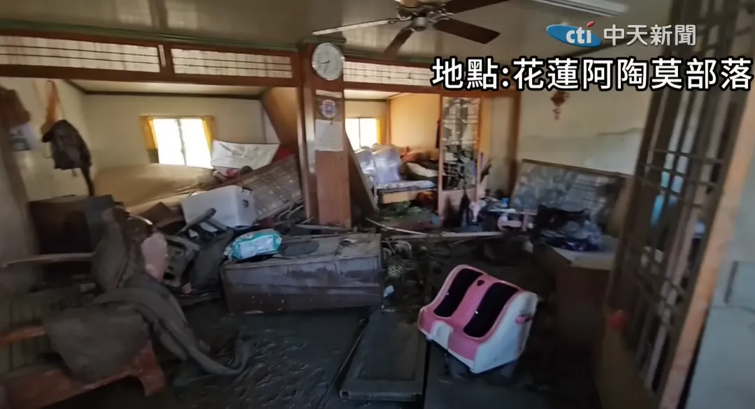 阿陶莫部落居民家中滿是泥濘。（圖／中天新聞）