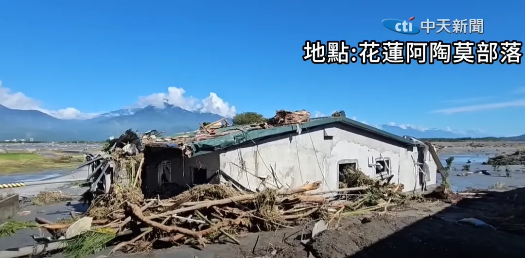 阿陶莫部落位處馬太鞍溪急彎處，遭堰塞湖溢流的洪水沖毀，災情慘重。（圖／中天新聞，下同）