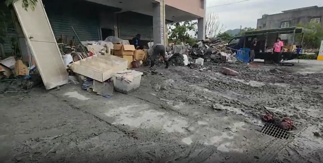 花蓮縣馬太鞍溪堰塞湖災害重創家園，國人愛心滿溢，除了捐款支援，許多民眾也主動趕赴災區，盼能盡一份心力！（圖／翻攝畫面）