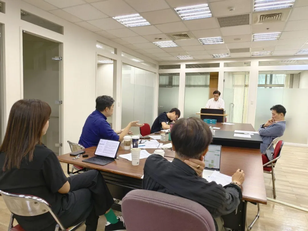 郝龍斌27日在臉書曬出閉關準備辯論會的照片。（圖取自郝龍斌臉書）