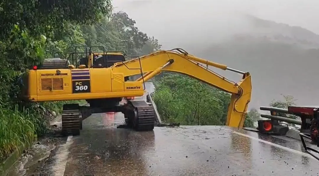 台20線南橫公路崩塌中斷，霧鹿、利稻下馬等三個部落對外交通完全中斷。（圖／翻攝畫面）