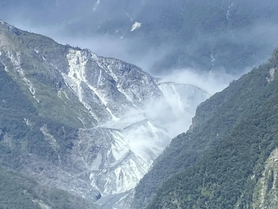 花蓮馬太鞍溪堰塞湖持續下切，恐致下游淹水。（圖／中天新聞，下同）