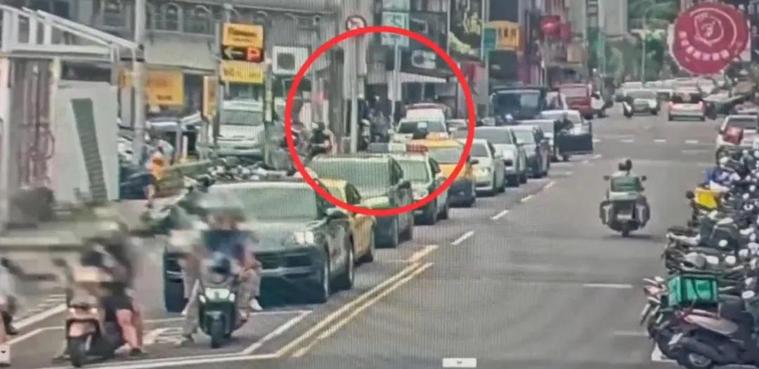 台北市大安區,日前下班交通尖峰時間,一名Uber司機竟當街持電擊槍,恐嚇另一名Ubereat的外送員。(圖/警方提供)