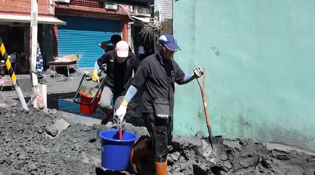 全台各地志工自發組成「鏟子超人」團隊湧入花蓮光復災區救援。(圖/中天新聞)