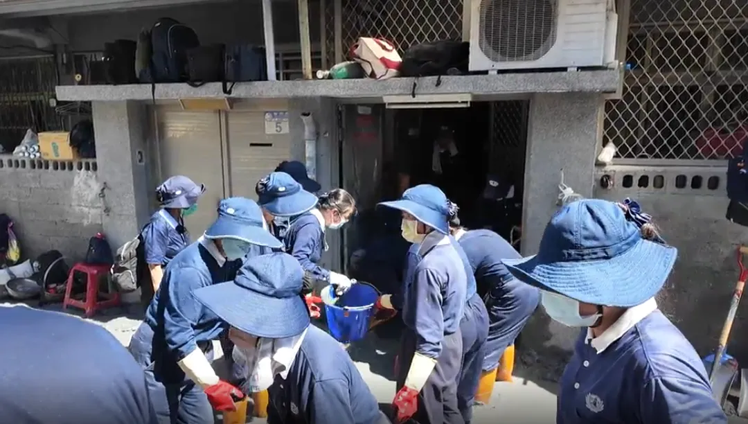 慈濟的志工們從災難發生到今天一直都在堅持救災。(圖/中天新聞)