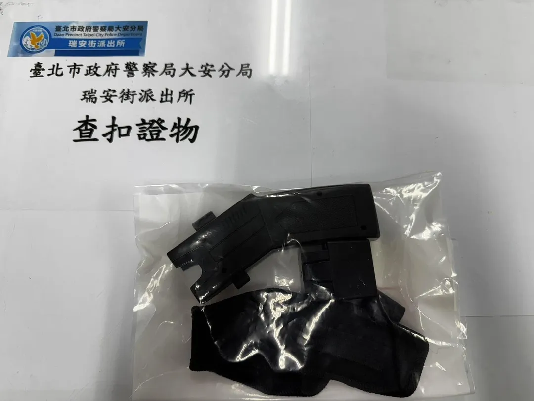 事後警方根據監視器通知兩人到案說明,並查扣電擊槍。(圖/警方提供)