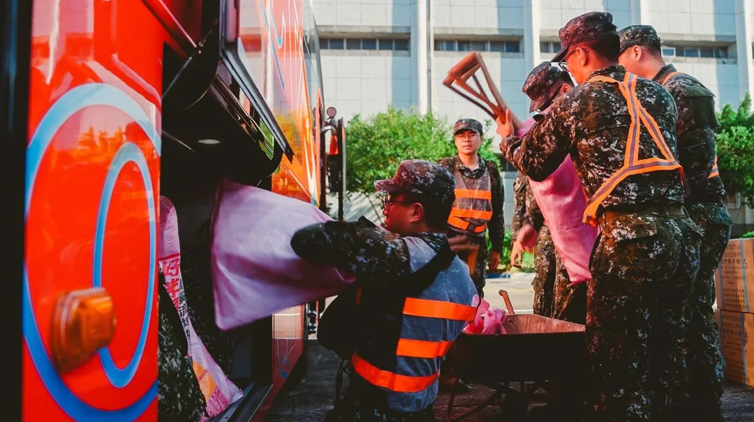 關指部官兵搬運救災物資上車，前往災區救災。（圖／第三作戰區提供）