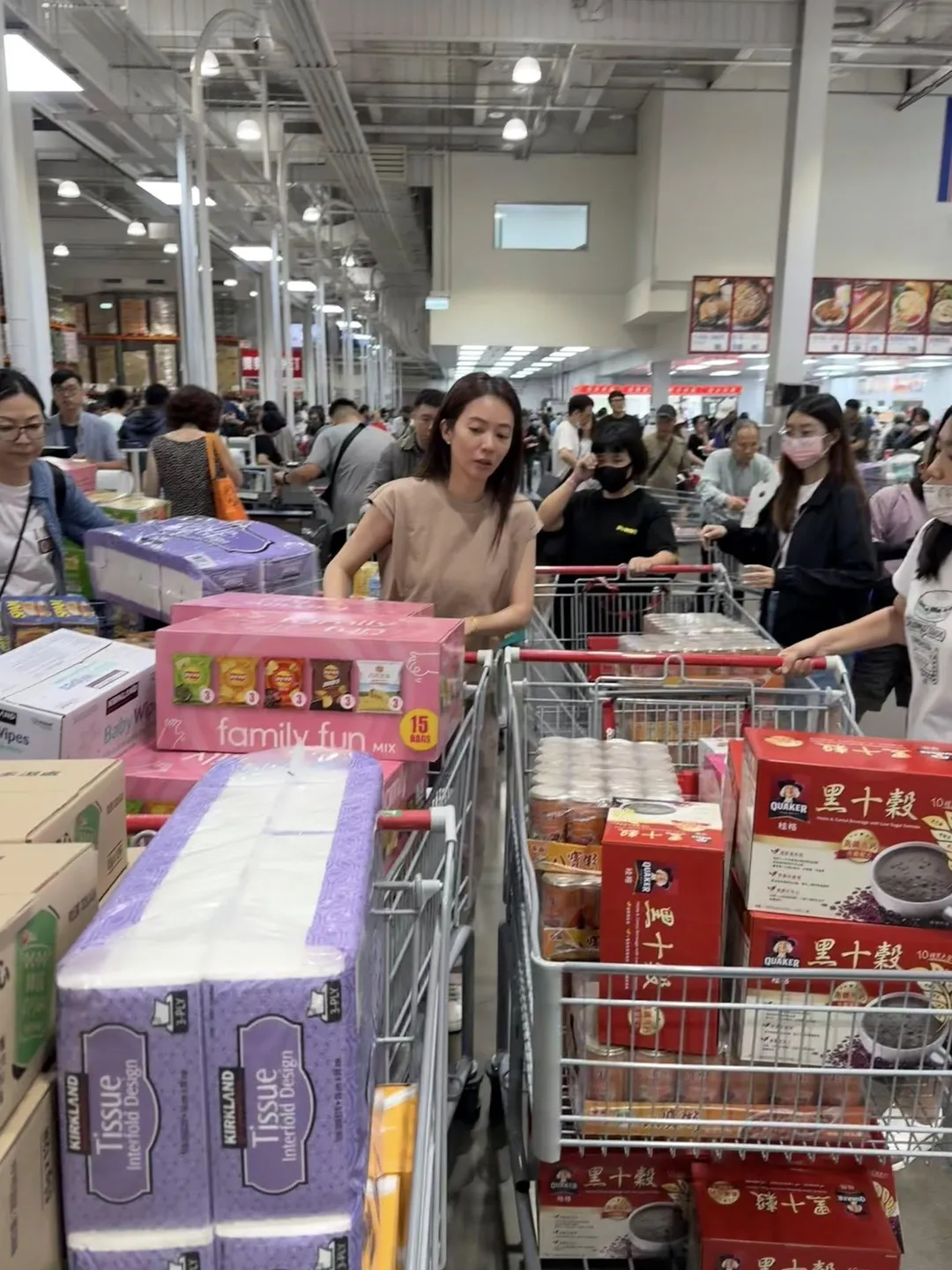 高宇蓁素顏低調現身賣場採購民生必需品。(圖/翻攝FB J.GAO)