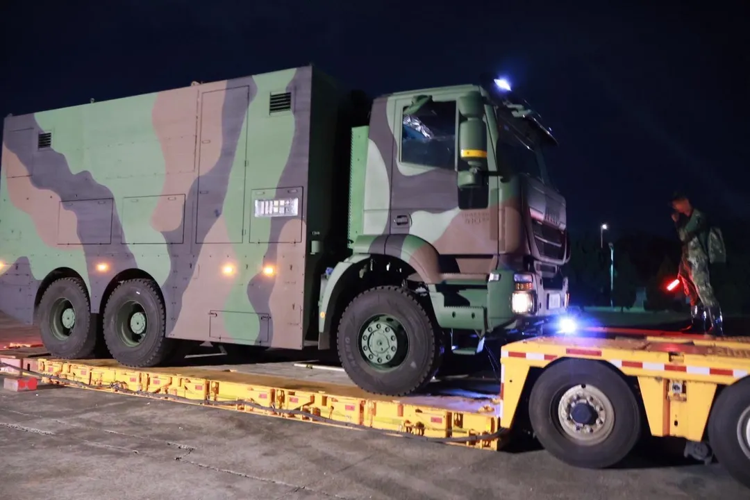 33化兵群MD-105重型消毒車上板作業，前往災區投入救災。（圖／第三作戰區提供）
