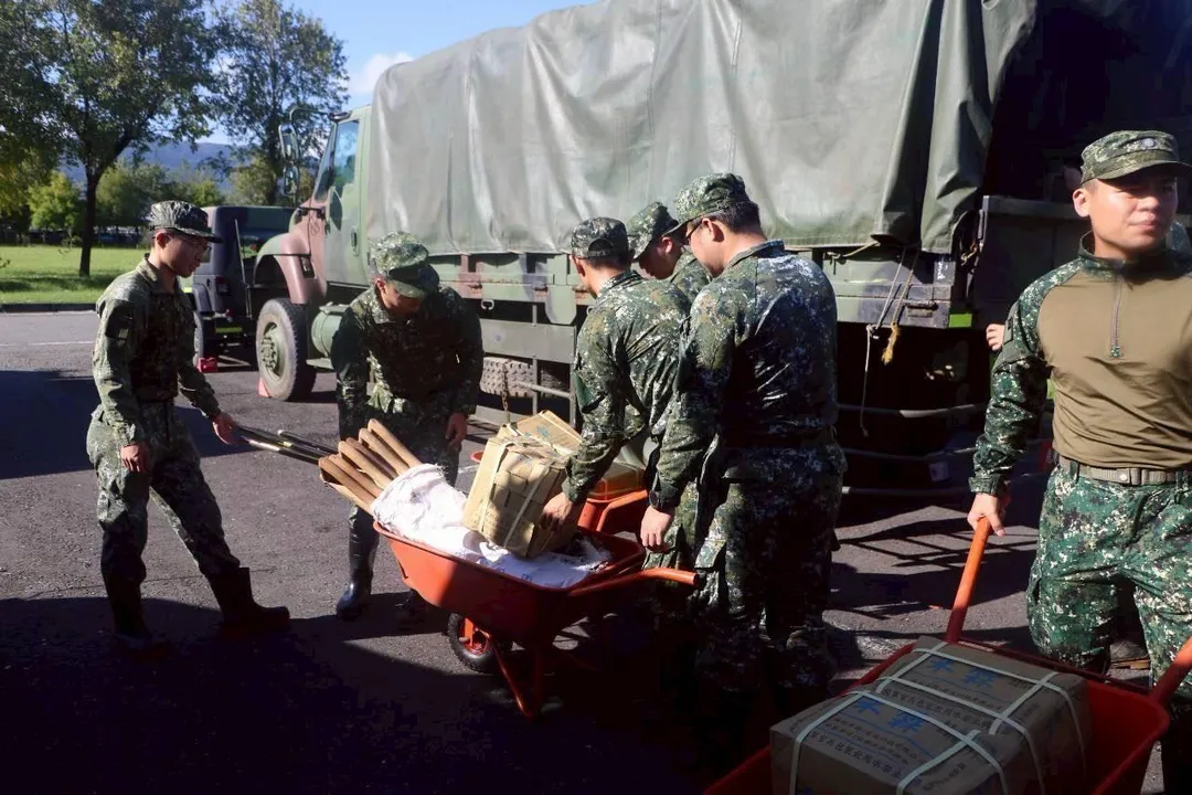蘭指部官兵搬運救災器具裝載上車。（圖／第三作戰區提供）
