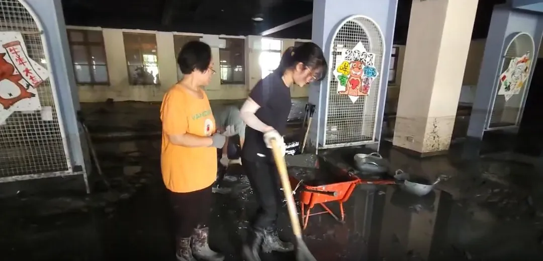 志工協助校園清掃。（圖／中天新聞）