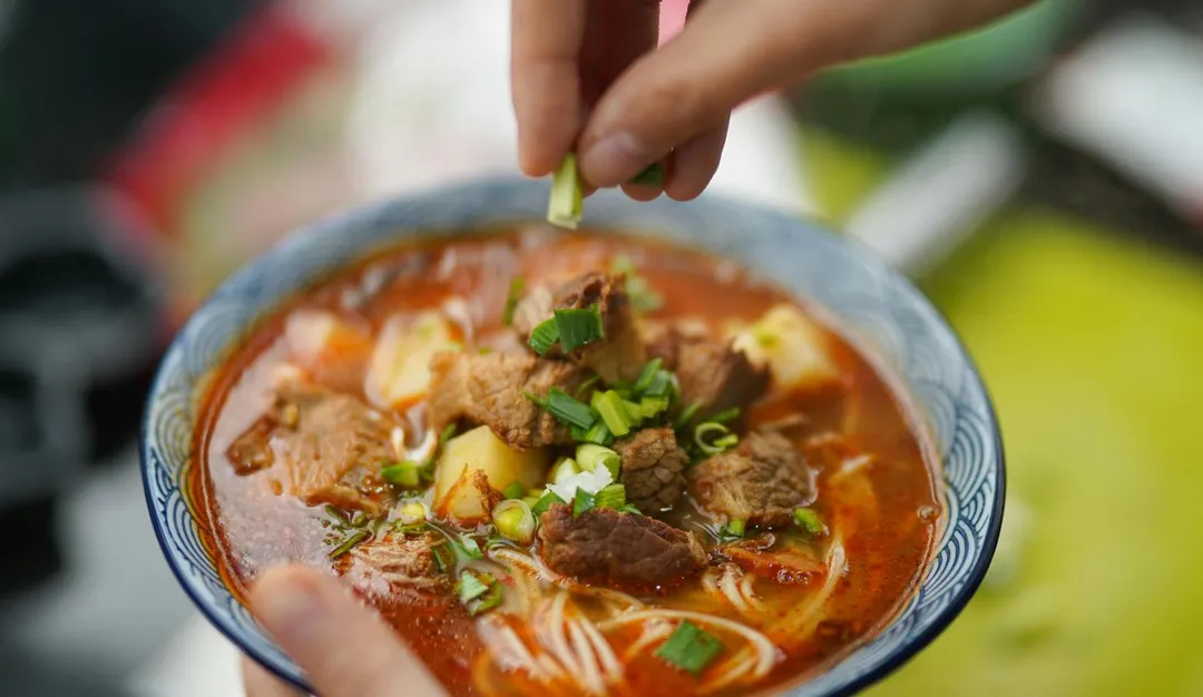 牛肉湯在烹煮過程中,常會加入冰糖調味,再加上燉肉與蔬菜的成分,糖分含量不容小覷。(示意圖/Pexels)
