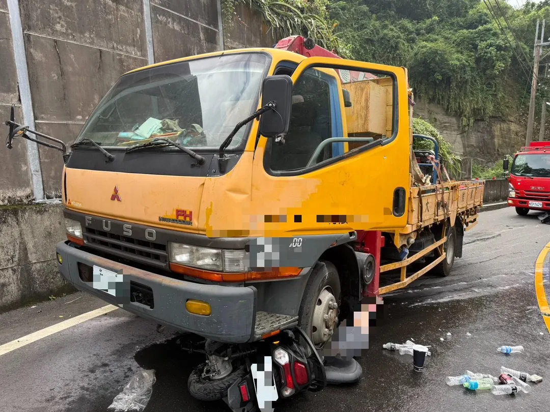台南發生機車騎士卡在吊車車底的車禍，畫面怵目驚心。（圖/台南市消防局提供）