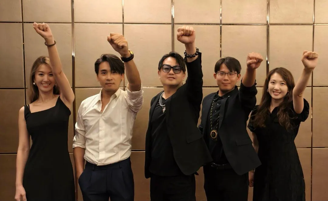 蘇震洋〈痛快人生〉MV邀來扶輪社好友們跨刀合體。（圖／綵星娛樂 提供）