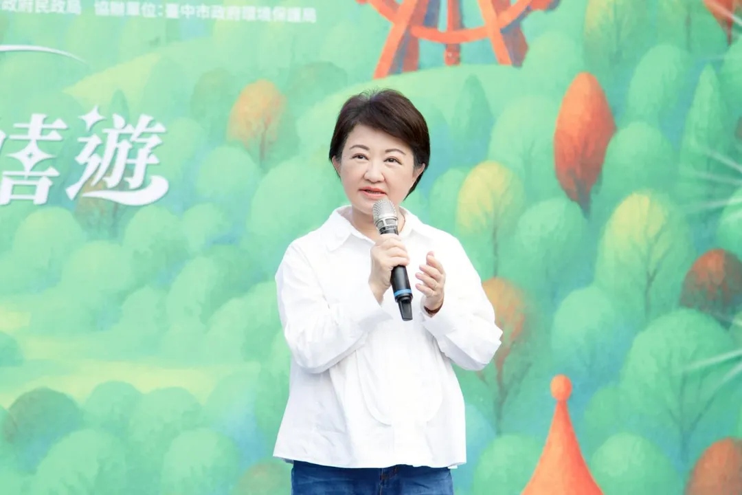 盧秀燕感謝鏟子超人。(圖/台中市府)