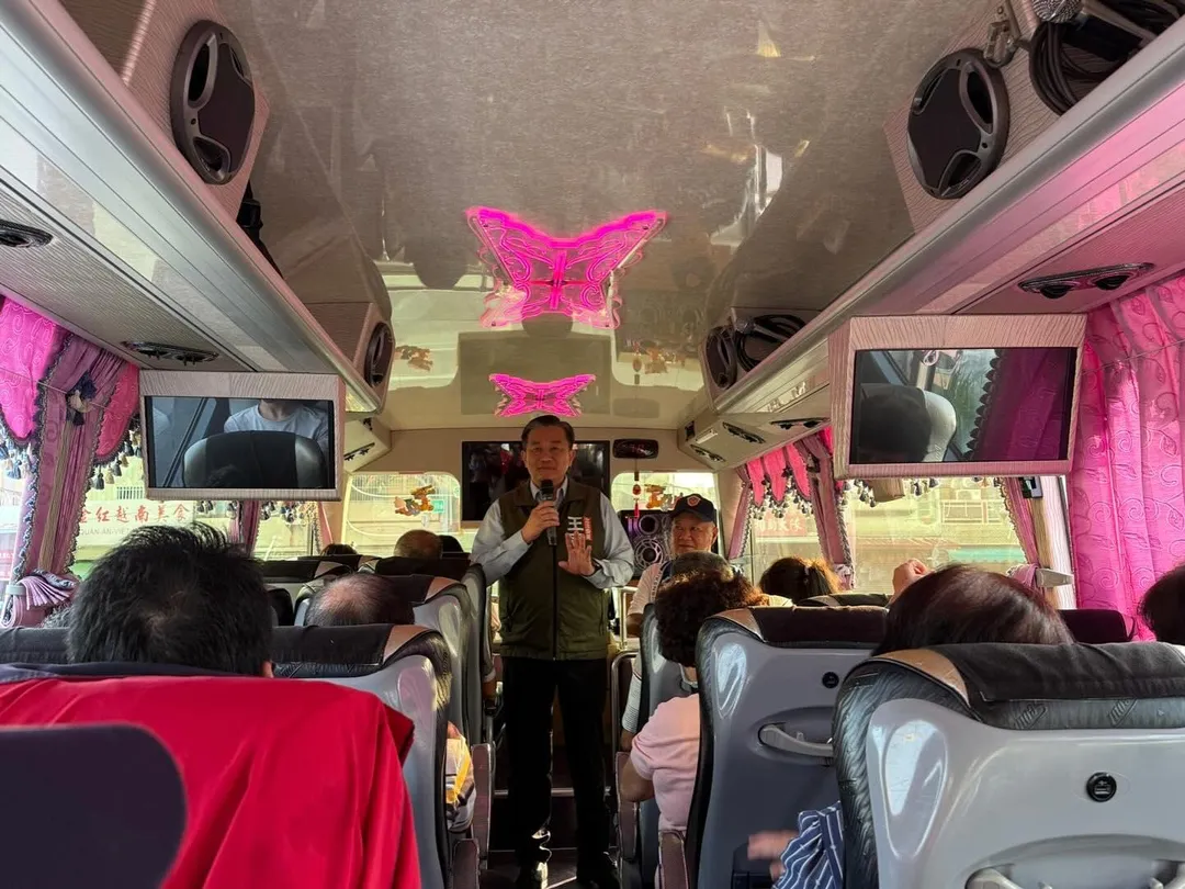 王定宇今天早上為里民旅遊送車。(圖/王定宇Threads)