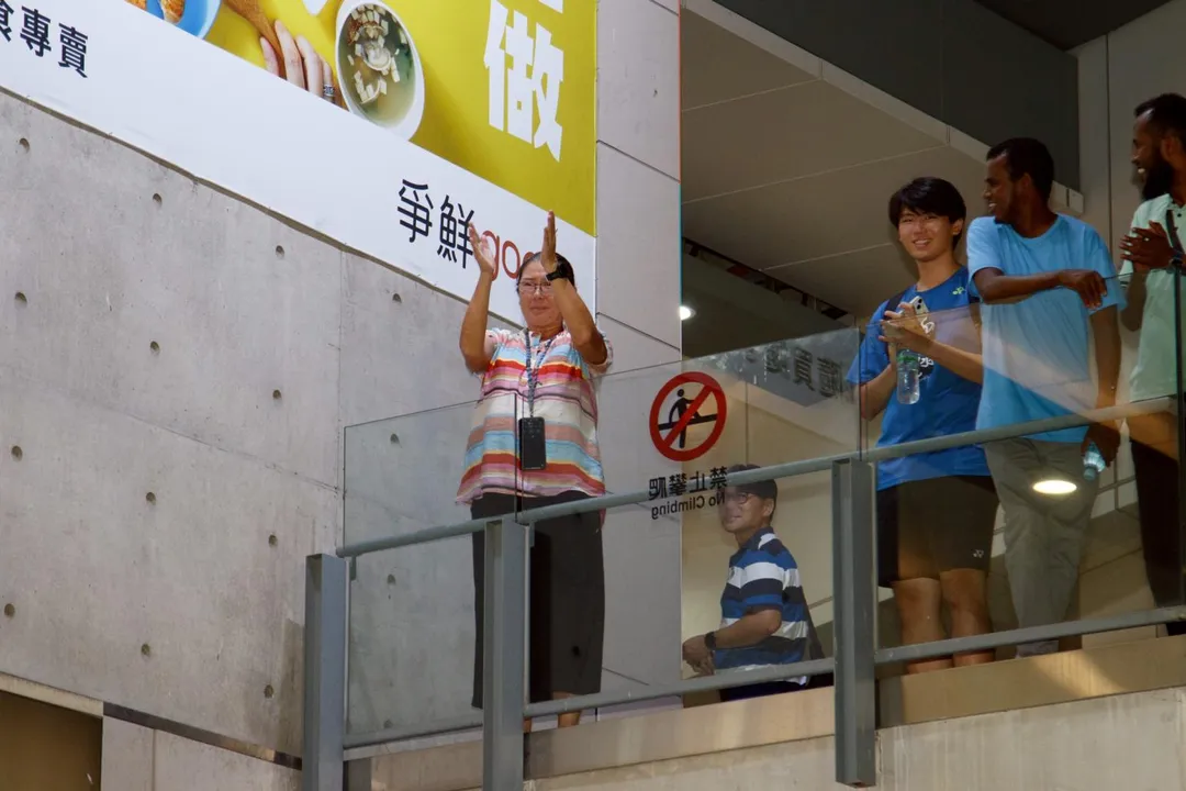 搜救弟兄步出月台時,全場響起熱烈掌聲,場面溫暖動人。(圖/台中市消防局提供)