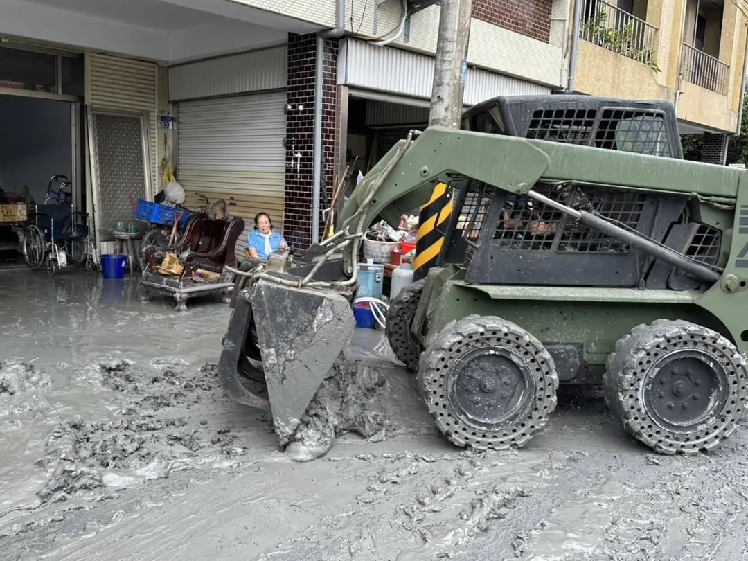工兵機具協助道路清淤。(圖/陸軍司令部)