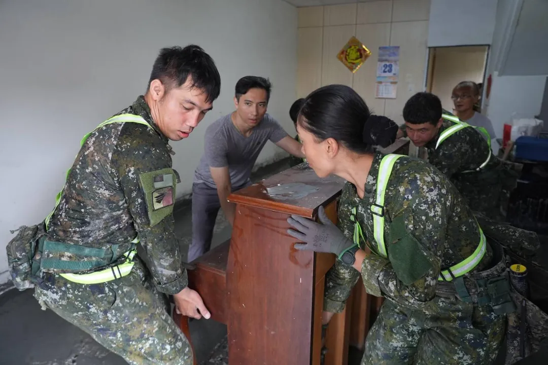 官兵協助光復鄉災區家屋清淤與搬運廢棄物。(圖/陸軍司令部)