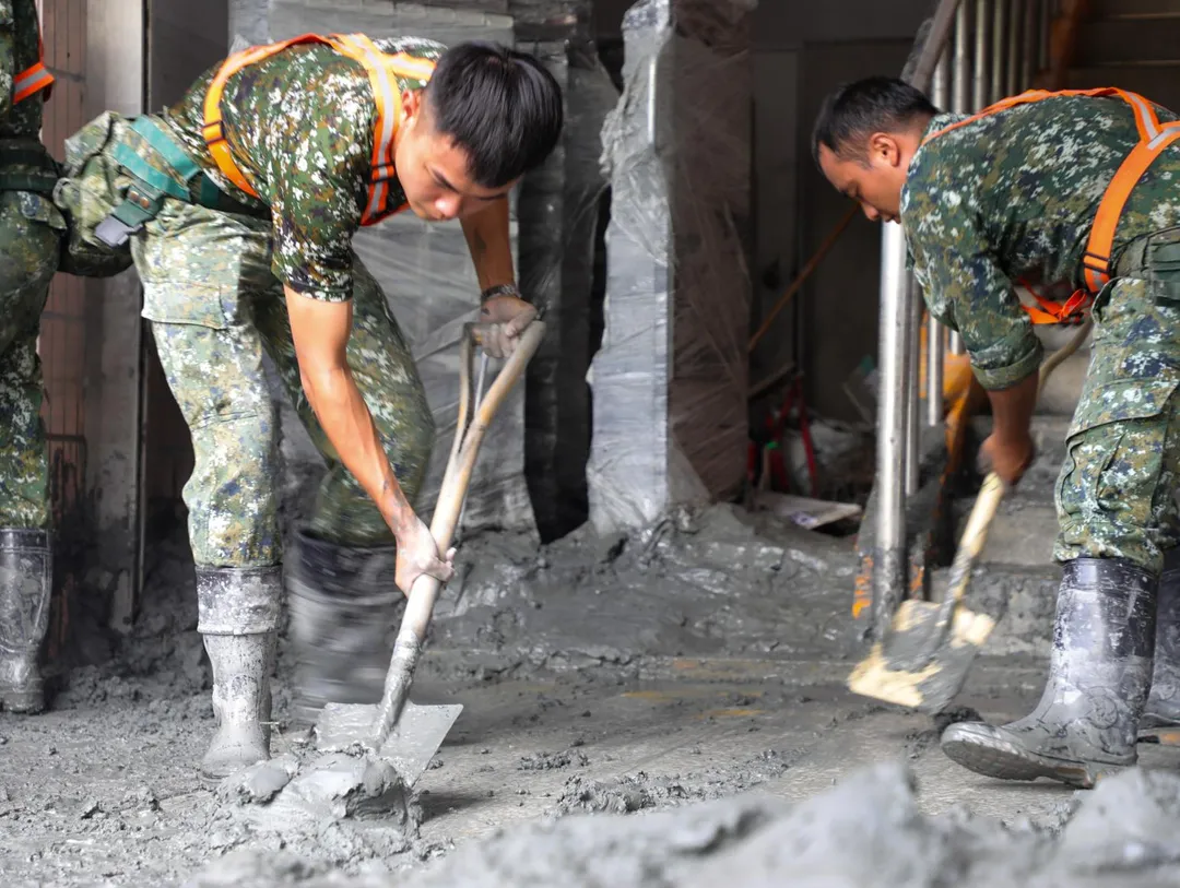 官兵協助民宅清淤。(圖/花東防衛部)