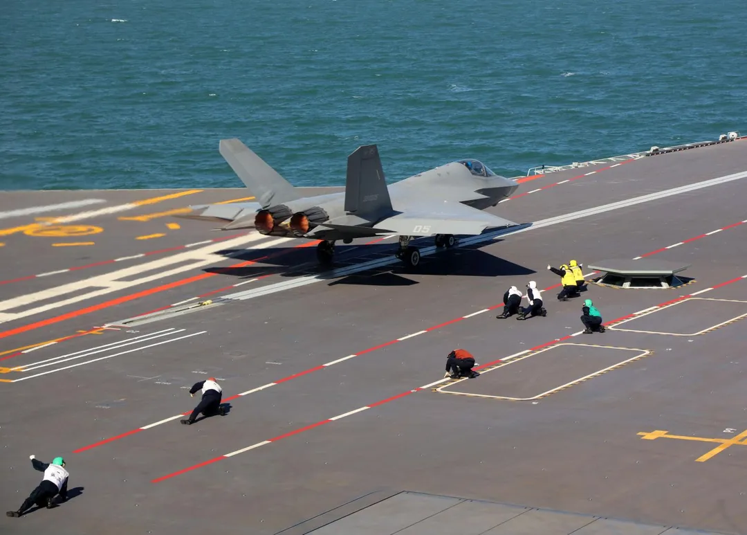 殲35艦載戰鬥機從福建艦上電磁彈射起飛。（圖／新華社）