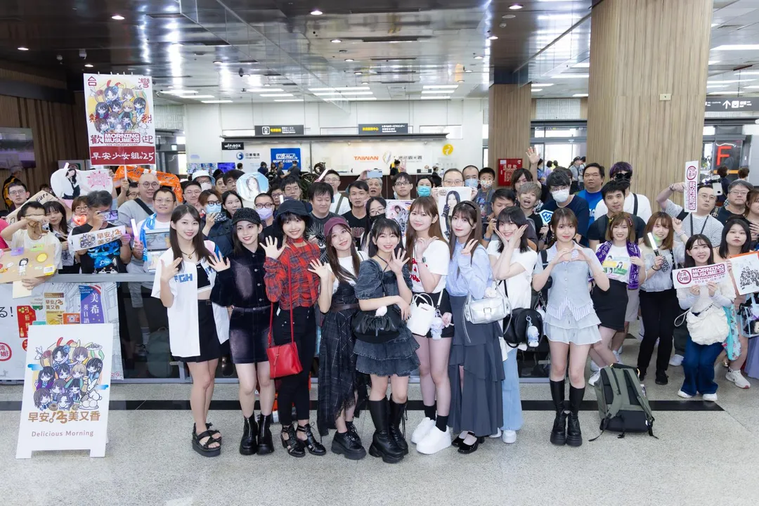 早安少女組。'25一早抵達台北松山機場，被超過百名粉絲迎接。（圖 / COME ON JKSSP提供）