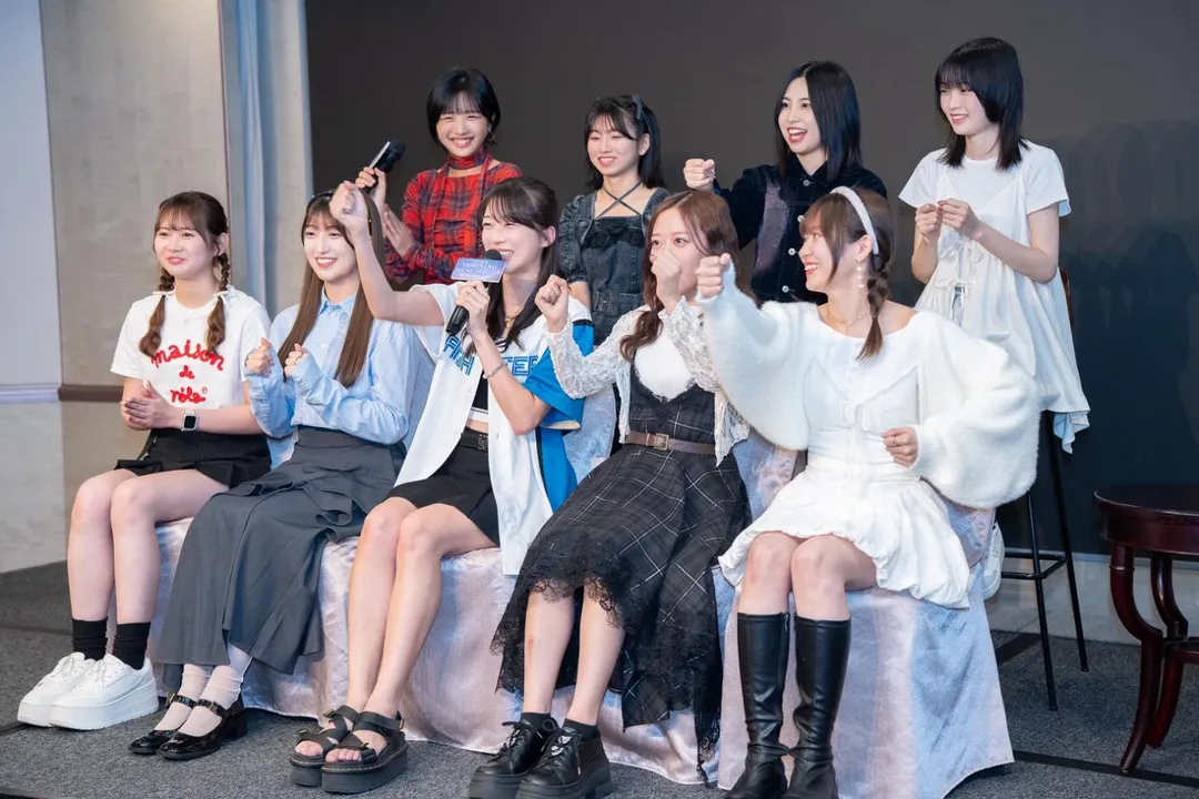 牧野真莉愛（前排中）在接受訪問時，熱唱陽岱鋼在日職日本火腿隊時的應援曲。（圖 / Welcome Music 提供）