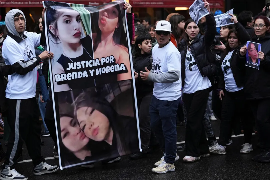 阿根廷三名少女遭犯罪集團虐殺，民眾氣憤上街抗議。（圖／美聯社）