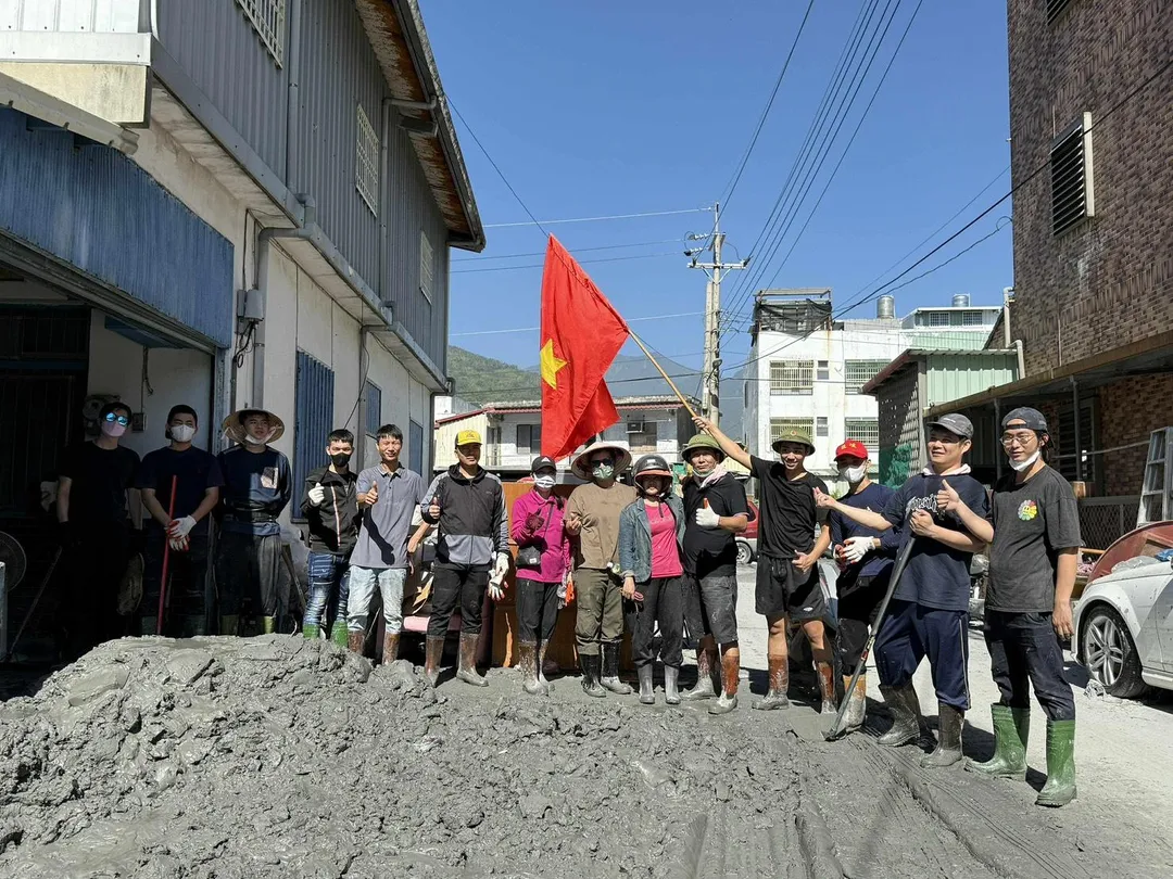 越南移工組團到花蓮投入救災行列。（圖／好人會館）