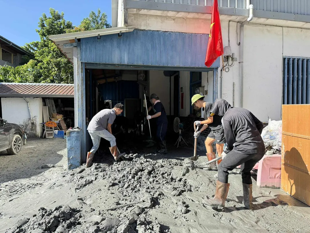 越南移工協助救災。（圖／好人會館）