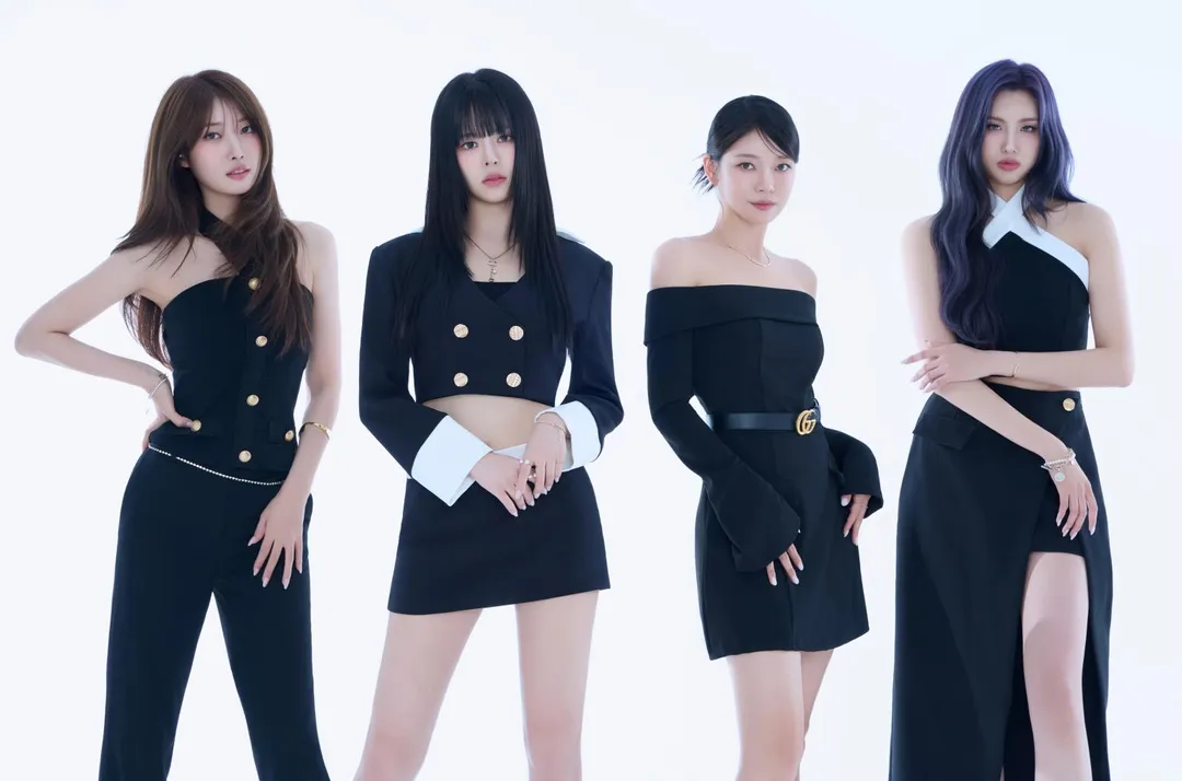 EVERGLOW成員SIHYEON（左起）、E.U、ONDA、AISHA四人與新公司簽訂合約。（圖／RNR SQUARE TAIWAN 提供）