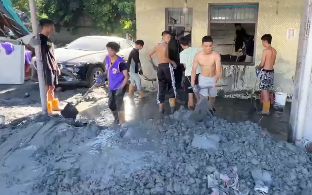 為了提高救災效率,蘇宏明與工作團隊每天清晨6點起床,7點就到災區開始工作。(圖/蘇宏明授權提供)
