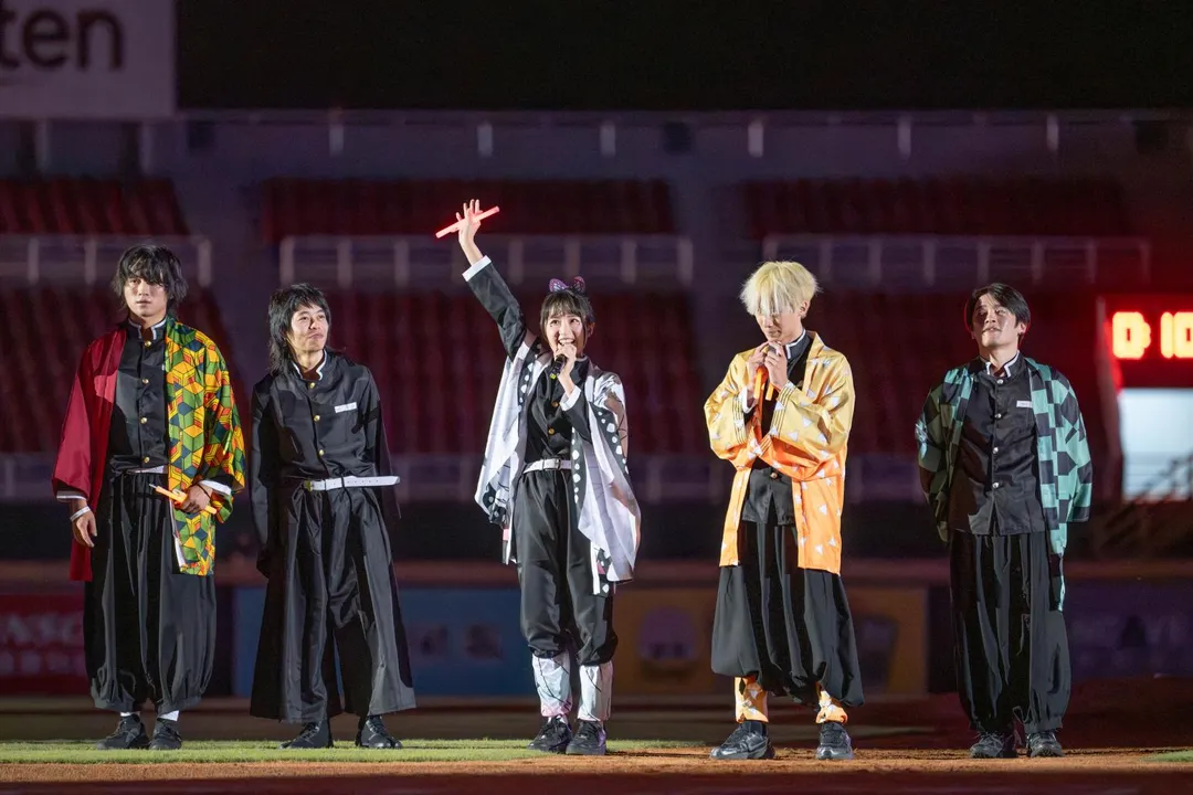 沈珈妤（中）把「鬼殺隊」帶到球場。（圖／樂天桃猿提供）