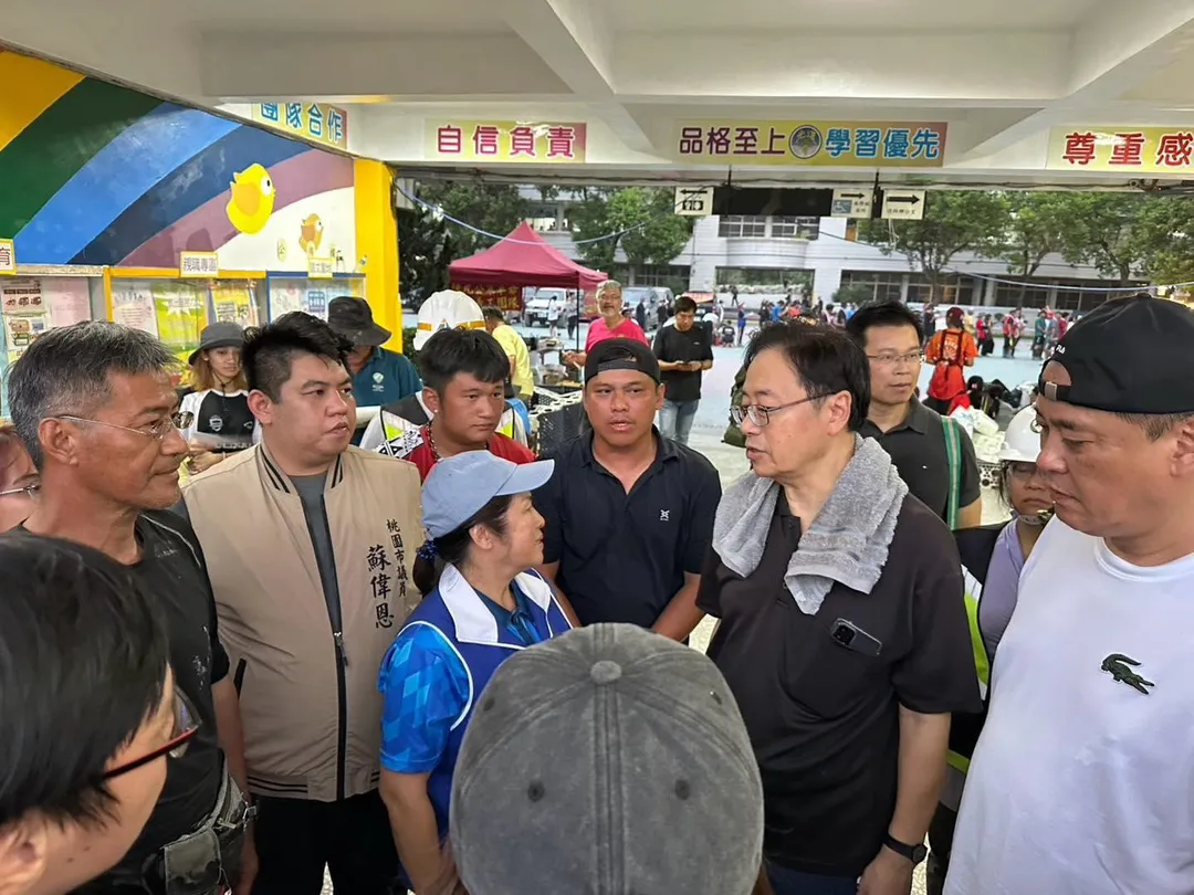 張善政28日前往光復鄉勘災，並與救災人員溝通。（圖／翻攝張善政臉書）