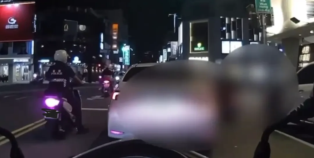 28日晚間,高雄新興區一輛自小客車,不願配合員警盤查,試圖駕車逃逸,警方對轎車輪胎部位連開9槍。(圖/警方提供,下同)