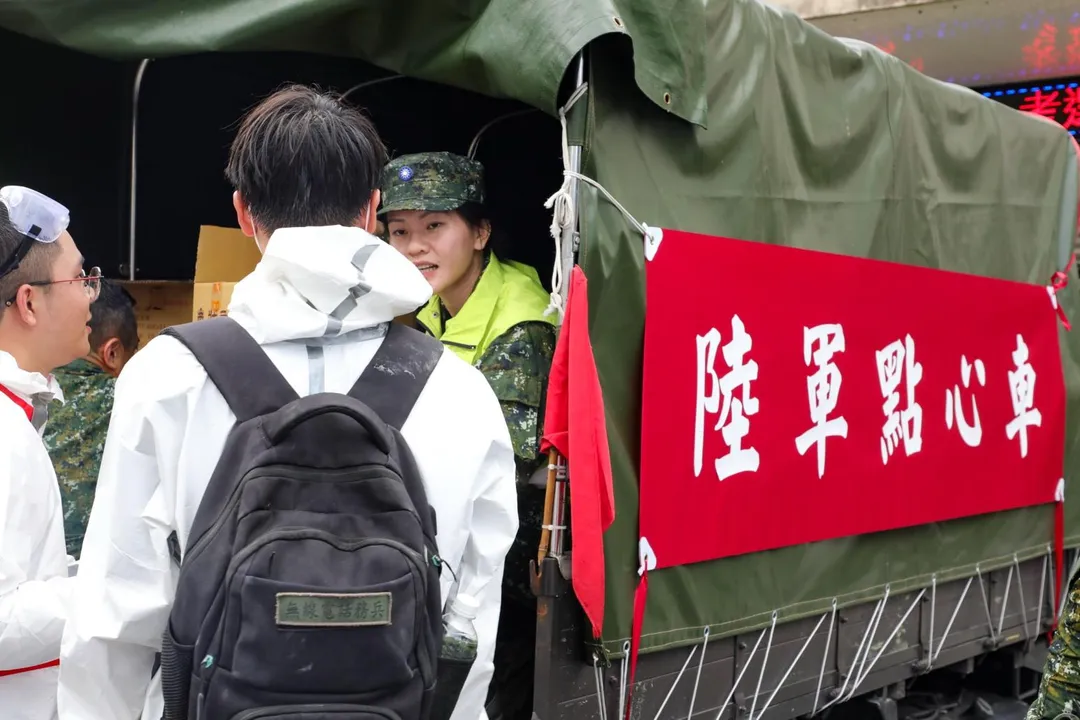 陸軍出動點心車到花蓮災區，提供官兵免費點心。(圖/陸軍司令部)