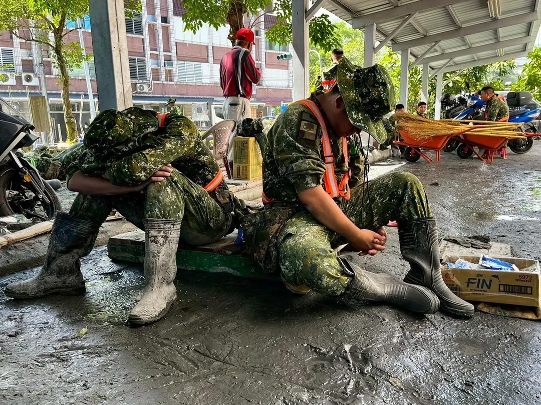 救災官兵把握時間休息。(圖/陸軍司令部)