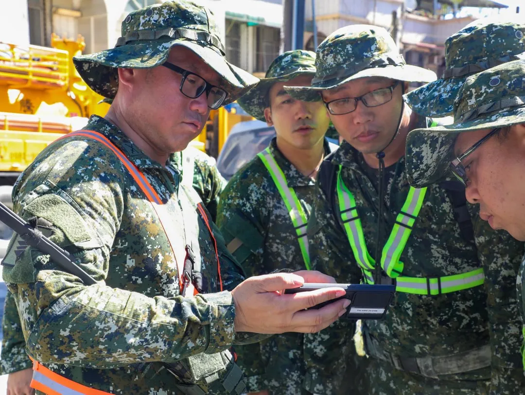 救災官兵運用TAK手機建立救災共同圖像。(圖/陸軍司令部)