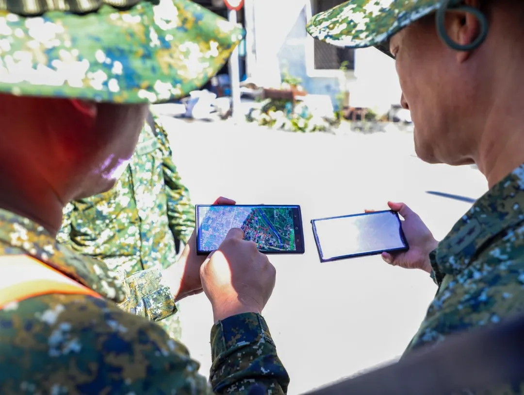救災官兵以TAK手機於圖上標繪災區情形，整合救災資訊。(圖/陸軍司令部)