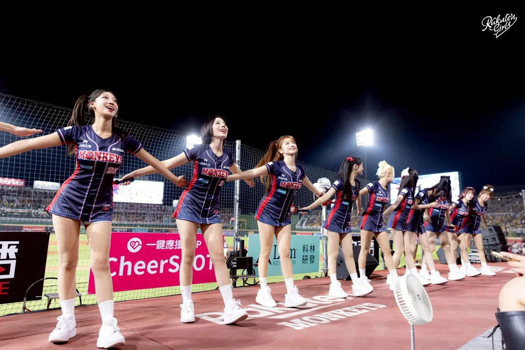 樂天女孩場上熱舞。（圖／樂天桃猿提供）