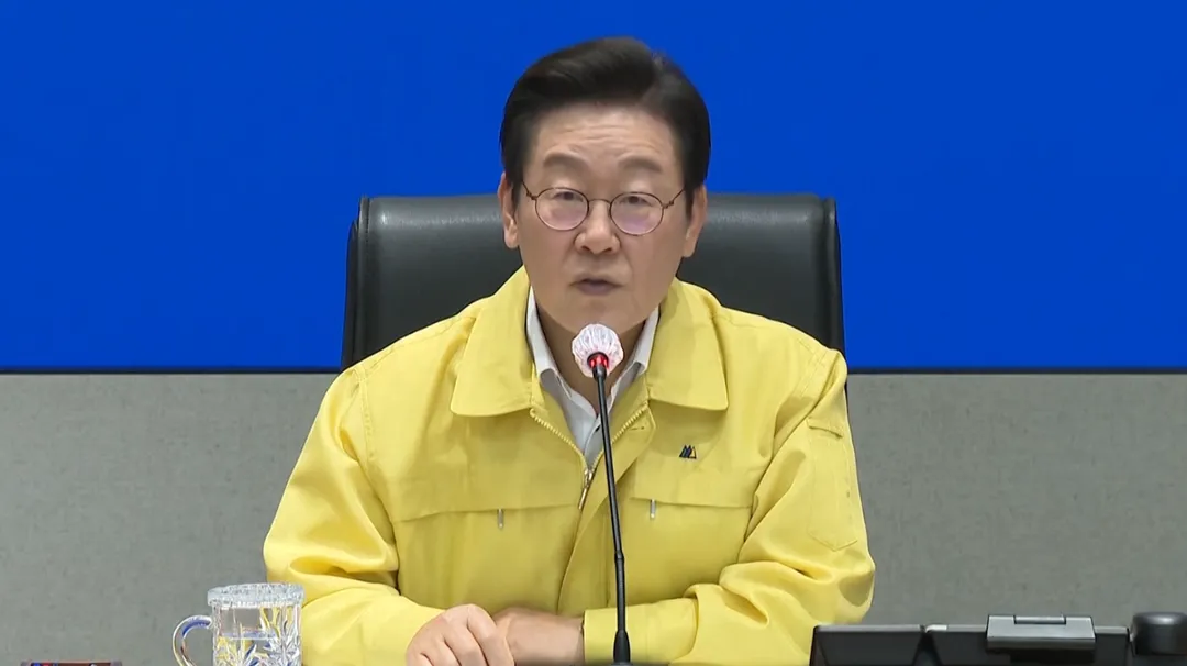 李在明28日就火災與官員在中央災難安全對策本部開會。（圖／路透社）