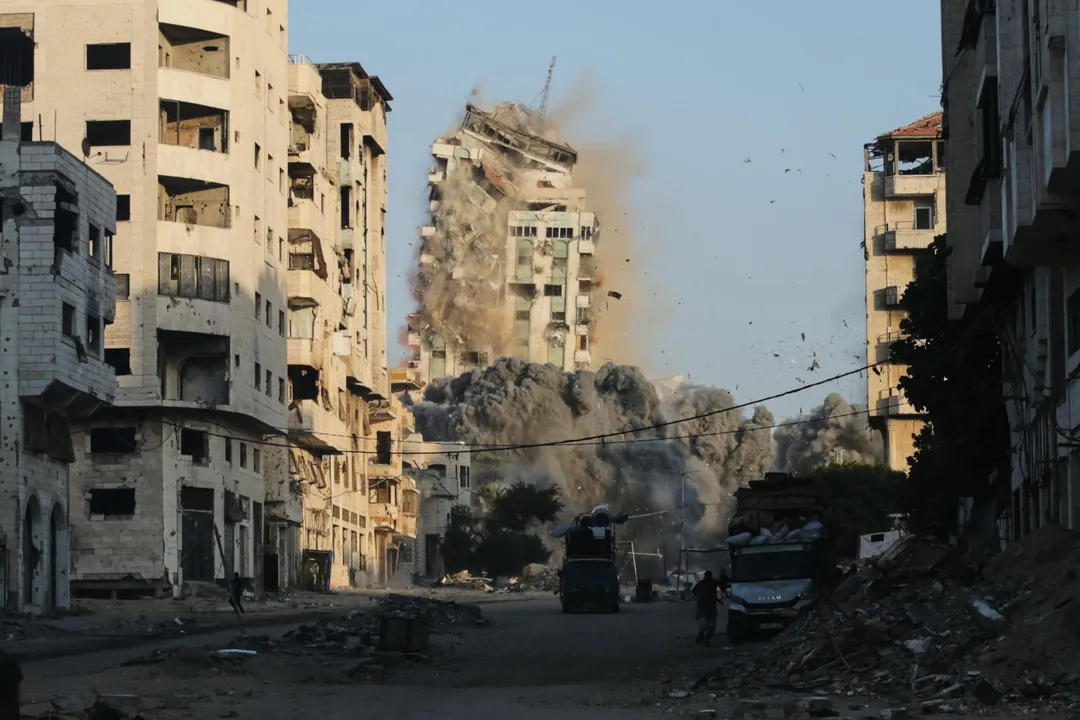 哈瑪斯支翼呼籲以軍暫停空襲加薩市。圖為9月28日以軍襲擊加薩市高層建築。（圖／美聯社）