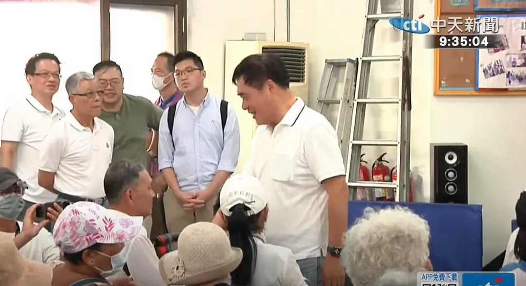 郝龍斌到高雄眷村果貿里座談時，與到場的退役軍人、眷村家屬握手問好。（中天新聞）