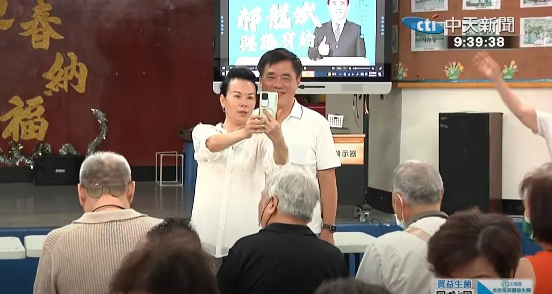 許多民眾紛紛與郝龍斌合照。（圖／中天新聞）