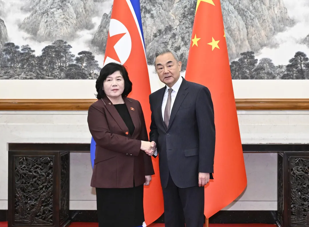 大陸外長王毅與北韓外長崔善姬在北京舉行會談。（圖／新華社）